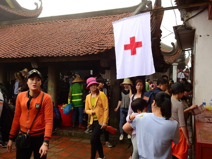 Hàng nghìn người trẩy hội Yên Tử trong sương mù